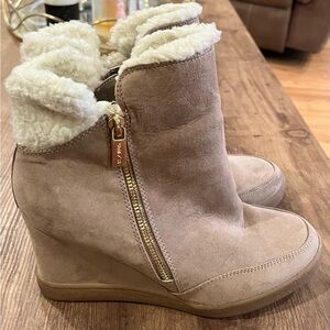 Unisa Cream Wedge Booties size 7 1/2 for women’s